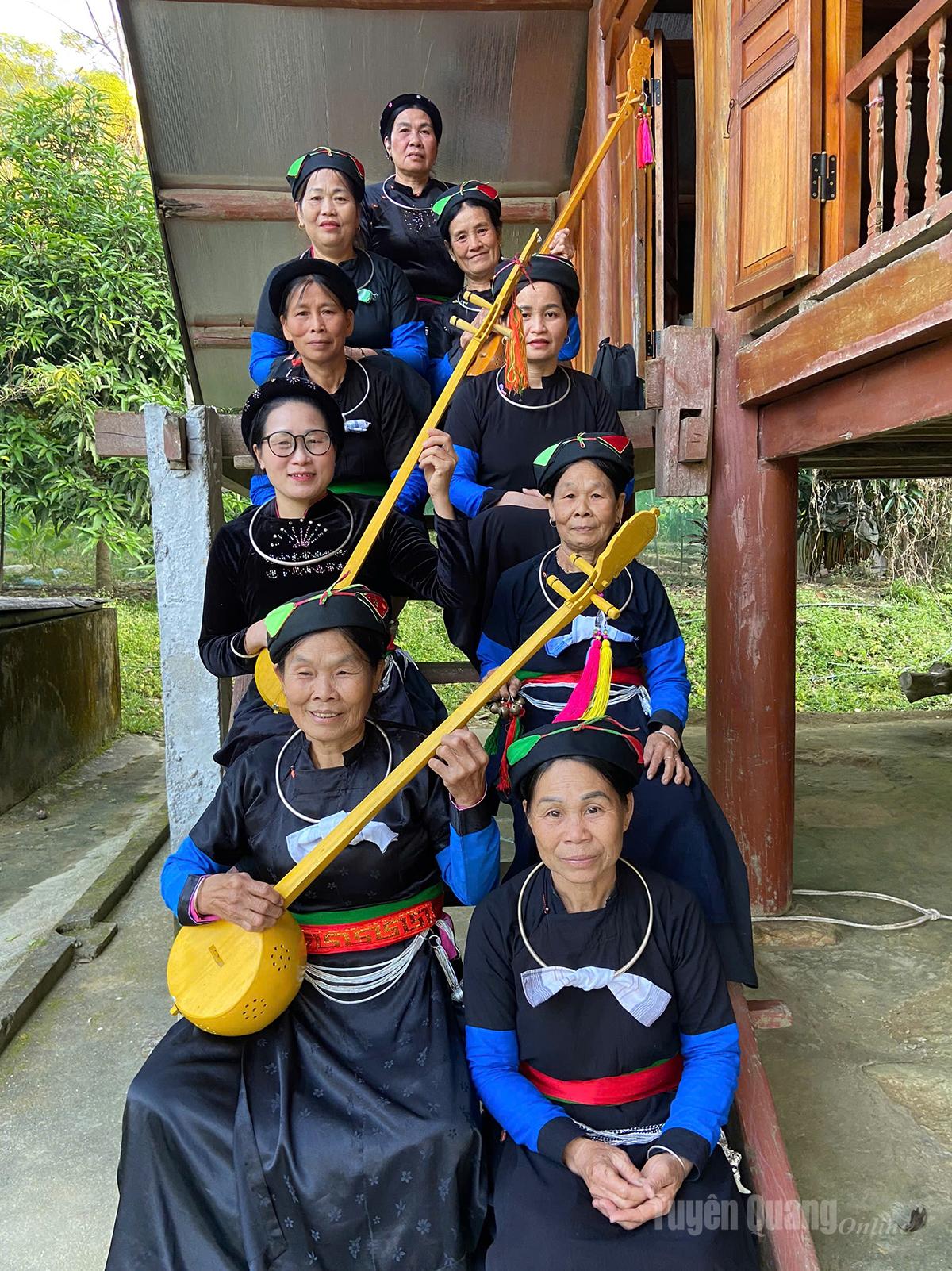 푸루우 사의 남루옹 마을에 있는 텐 노래 동아리 회원들이 연습을 하는 모습.