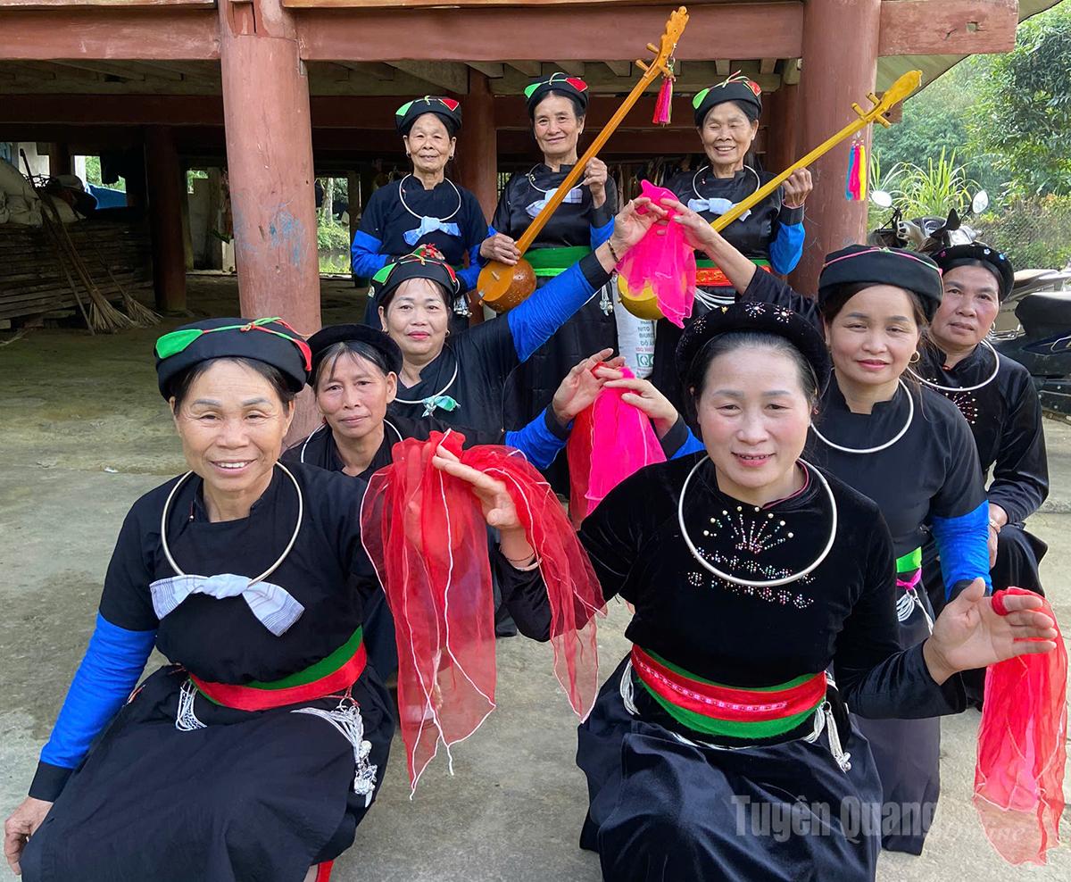 클럽에서는 공연을 준비하기 위해 춤과 노래 연습을 했습니다.