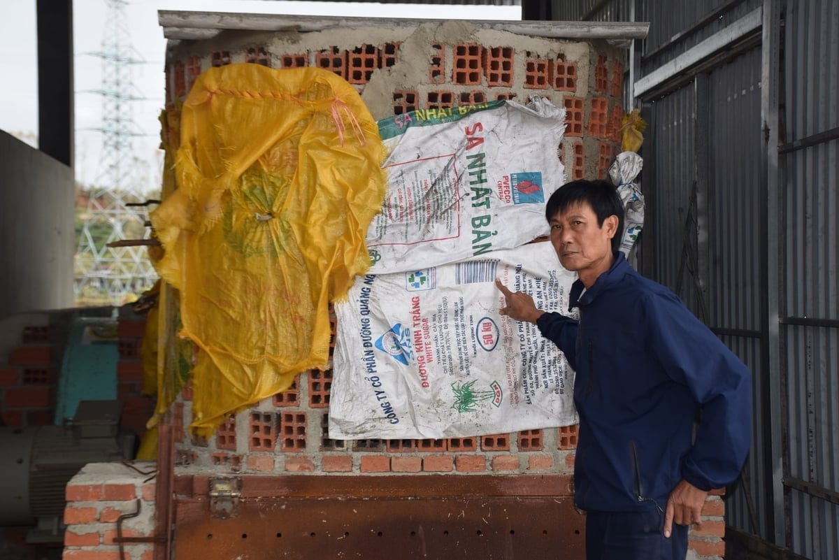 Ο κ. Ho Ngoc Dung, Διευθυντής του Αγροτικού Συνεταιρισμού Phuoc Son, στεγνώνει το πλημμυρισμένο ρύζι των αγροτών. Φωτογραφία: V.D.T. Ông Hồ Ngọc Dũng, Giám đốc HTX Nông nghiệp Phước Sơn, đang sấy lúa bị ngập lũ của nông dân. Ảnh: V.Đ.T.