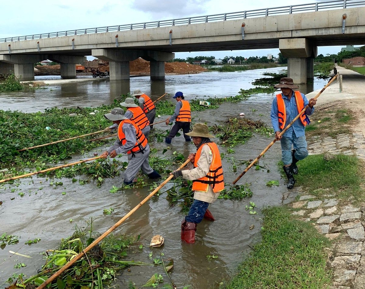 Οι εργαζόμενοι άρδευσης του Αγροτικού Συνεταιρισμού Phuoc Son συντονίστηκαν με τους εργαζόμενους άρδευσης της Επιχείρησης Άρδευσης 4 για την απομάκρυνση των λυμάτων και τον καθαρισμό της ροής. Φωτογραφία: V.D.T. Lực lượng thủy nông viên của HTX Nông nghiệp Phước Sơn phối hợp với công nhân thủy nông của Xí nghiệp Thủy lợi 4 vớt dọn bèo, khơi thông dòng chảy. Ảnh: V.Đ.T.
