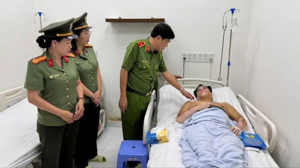 Policie v Ho Či Minově Městě navštívila zraněné policisty během humanitární mise v Dak Laku