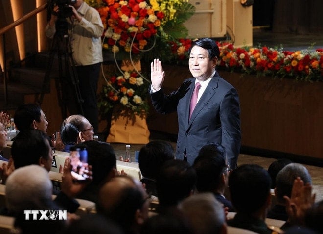 President Luong Cuong was aanwezig bij de ceremonie ter viering van de 50e verjaardag van de nationale feestdag van de Democratische Volksrepubliek Laos (2 december 1975 - 2 december 2025) en de 105e geboortedag van president Kaysone Phonvihane. (Foto: Lam Khanh/VNA) ttxvn-2711-chu-tich-nuoc-quoc-khanh-lao-10.jpg