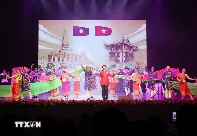 Kunstvoorstelling ter ere van de 50e verjaardag van de nationale feestdag van de Democratische Volksrepubliek Laos (2 december 1975 - 2 december 2025) en de 105e geboortedag van president Kaysone Phonvihane. (Foto: Lam Khanh/VNA) ttxvn-2711-chu-tich-nuoc-quoc-khanh-lao-7.jpg