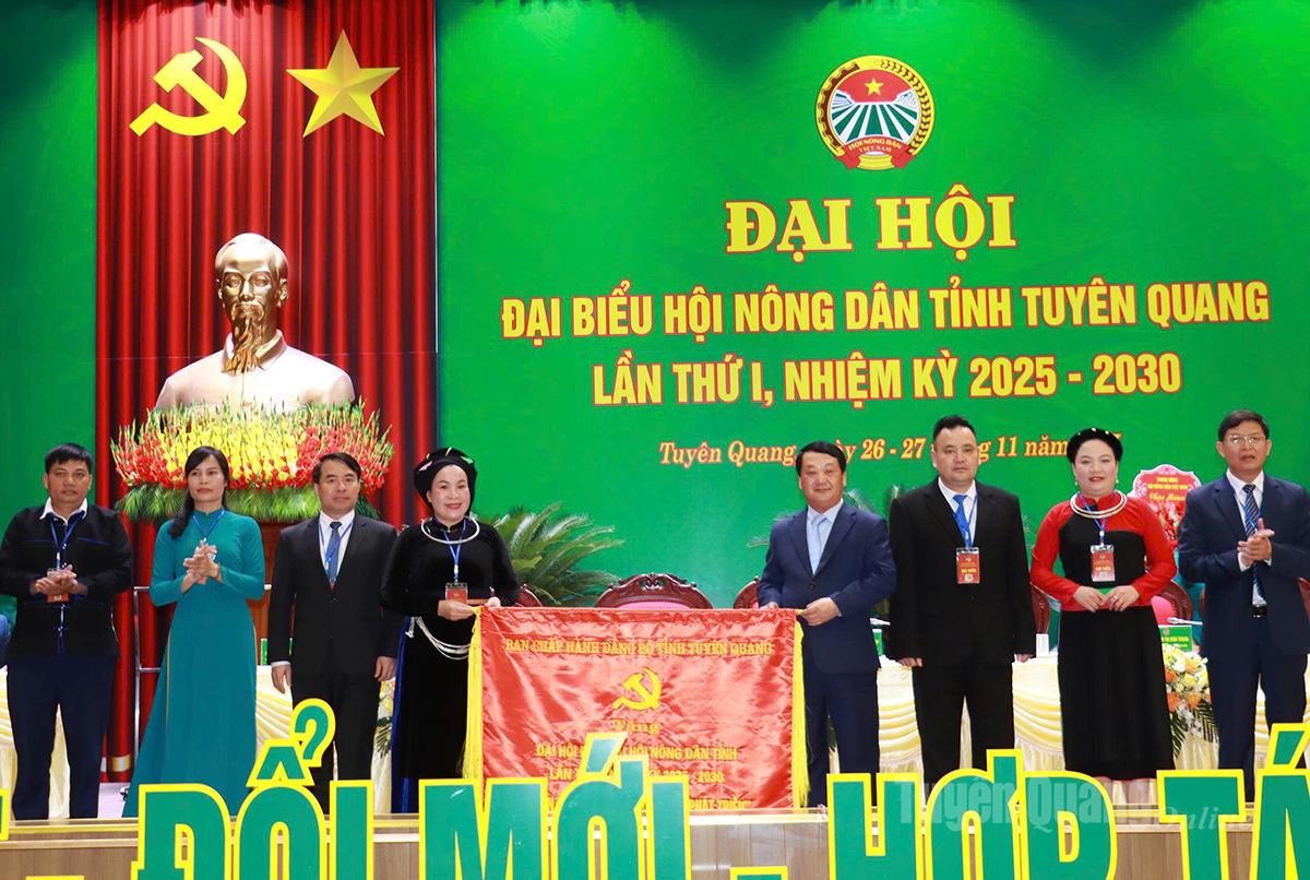 Provinční tajemník strany Hau A Lenh předal kongresu vyšívanou vlajku s nápisem: „Solidarita – Inovace – Spolupráce – Rozvoj“.