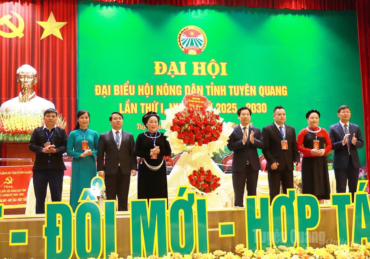 Soudruh Nguyen Xuan Dinh, místopředseda ústředního výboru Vietnamského svazu farmářů, předal kongresu květiny k poblahopřání.