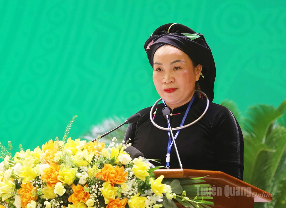 Soudruh Chu Thi Ngoc Diep, předsedkyně Provinční asociace zemědělců, pronesla na sjezdu úvodní projev.