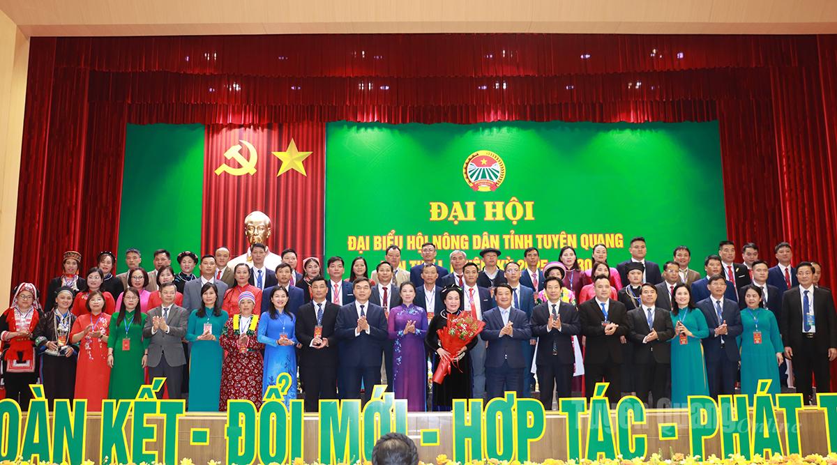 Tajemník strany provincie Hau A Lenh a vedoucí představitelé provincie darovali květiny k poblahopřání výkonnému výboru Provinční asociace zemědělců za funkční období 2025–2030.