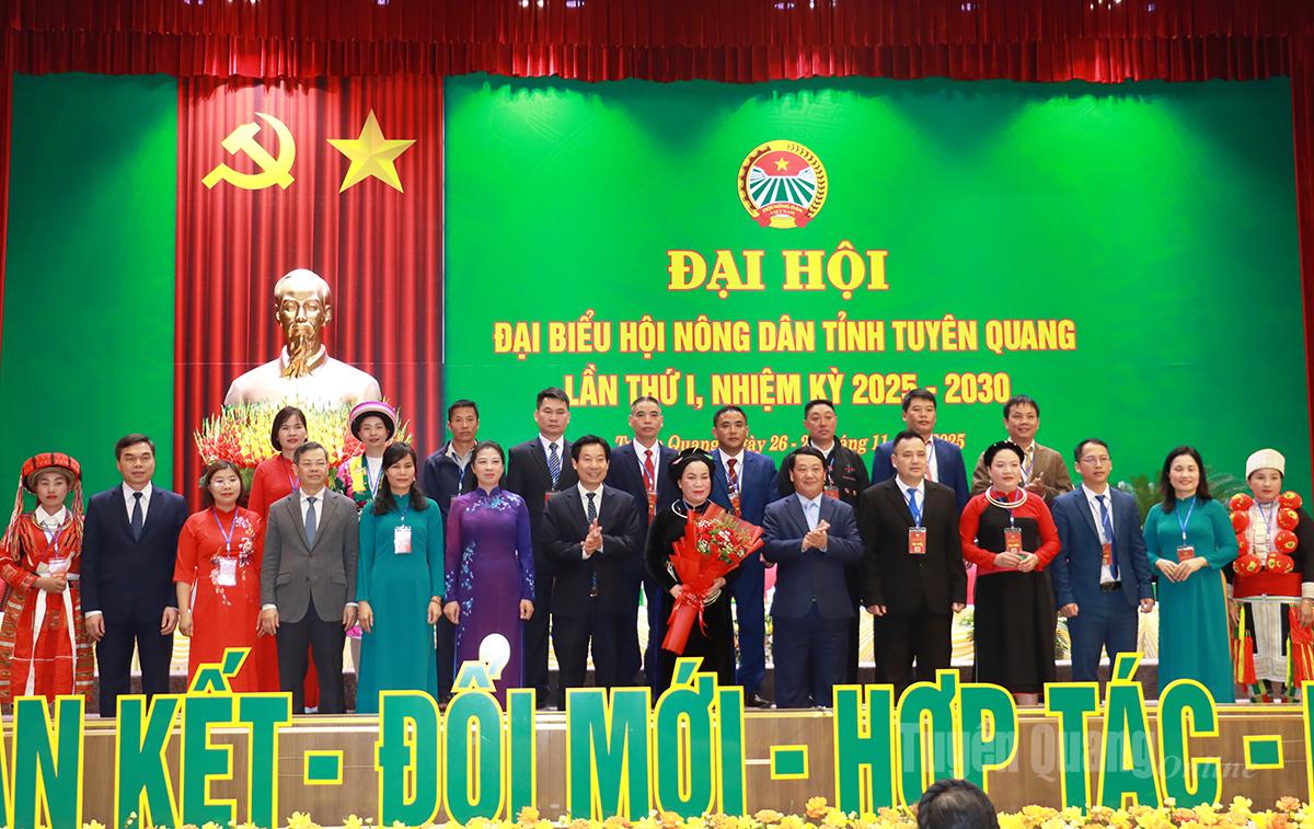 Provinční představitelé darovali květiny k poblahopřání delegaci farmářů, kteří se zúčastnili kongresu na vysoké úrovni.