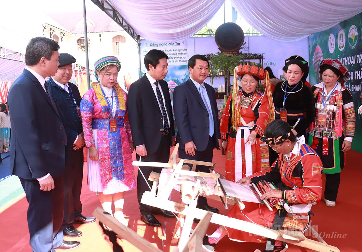 Provinční tajemník strany Hau A Lenh a delegáti na sjezdu navštívili stánek s tradičním tkaním lnu.