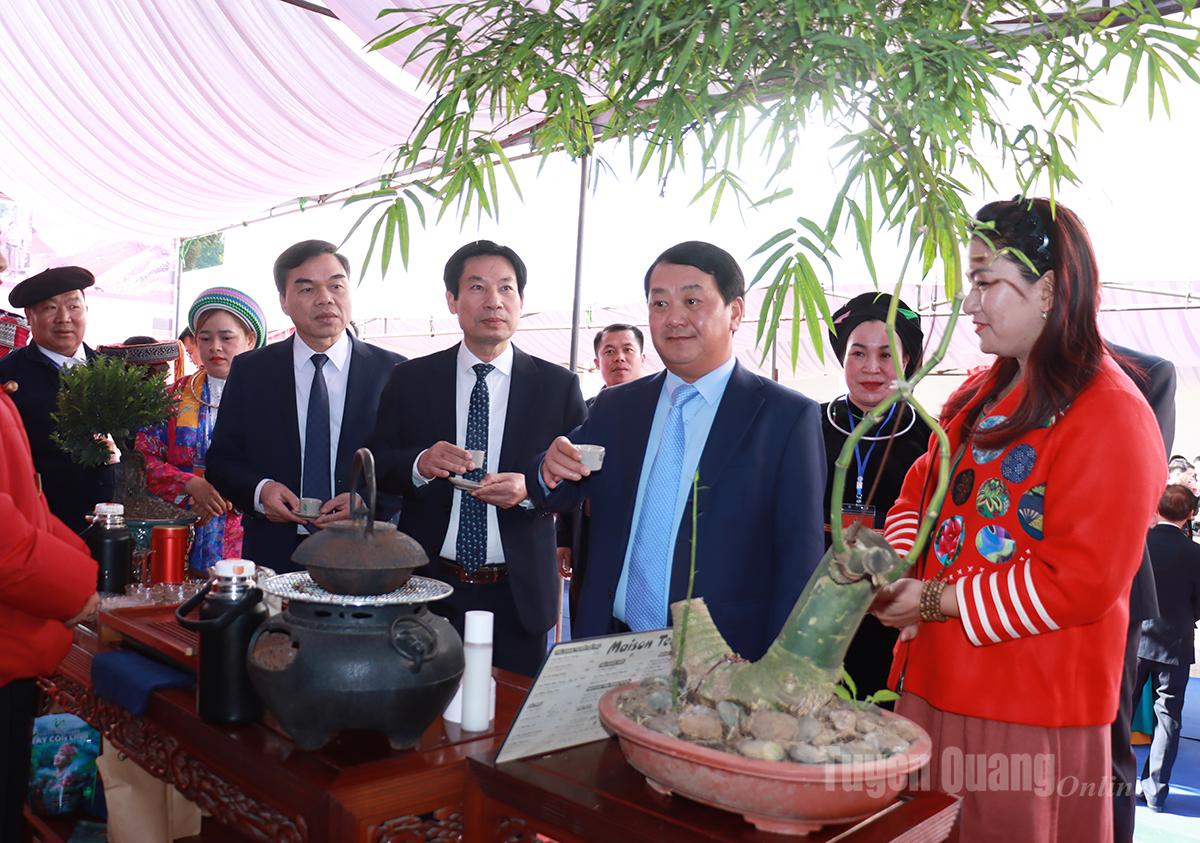 Provinční tajemník strany Hau A Lenh a delegáti navštívili čajový prostor společnosti Thanh Son Company Limited.