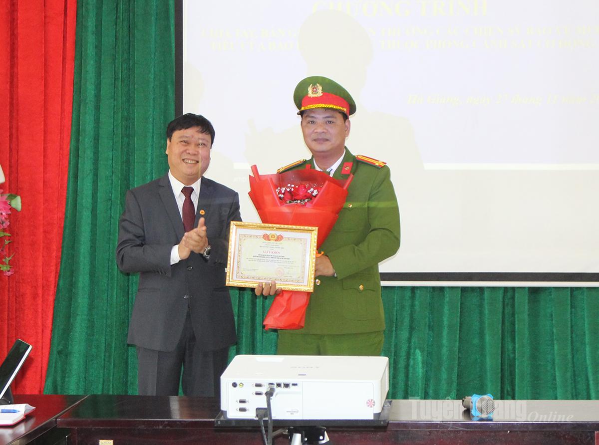 سردبیر روزنامه، رادیو و تلویزیون توین کوانگ، مای دوک تونگ، به تیم پلیس حفاظت از اهداف، گواهی شایستگی اهدا کرد.