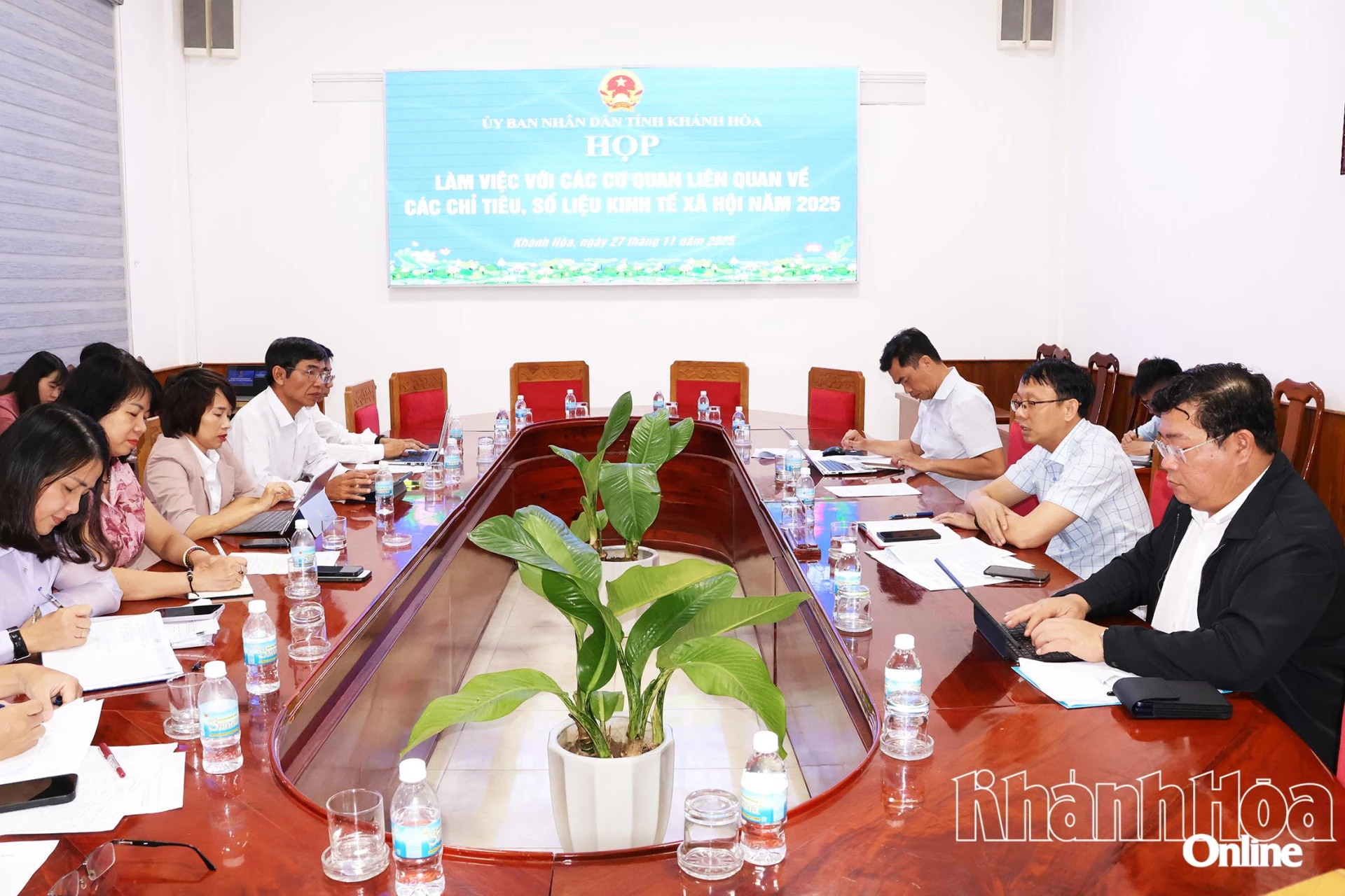 O Sr. Nguyen Thanh Ha, Vice-Presidente do Comitê Popular Provincial, presidiu a reunião.