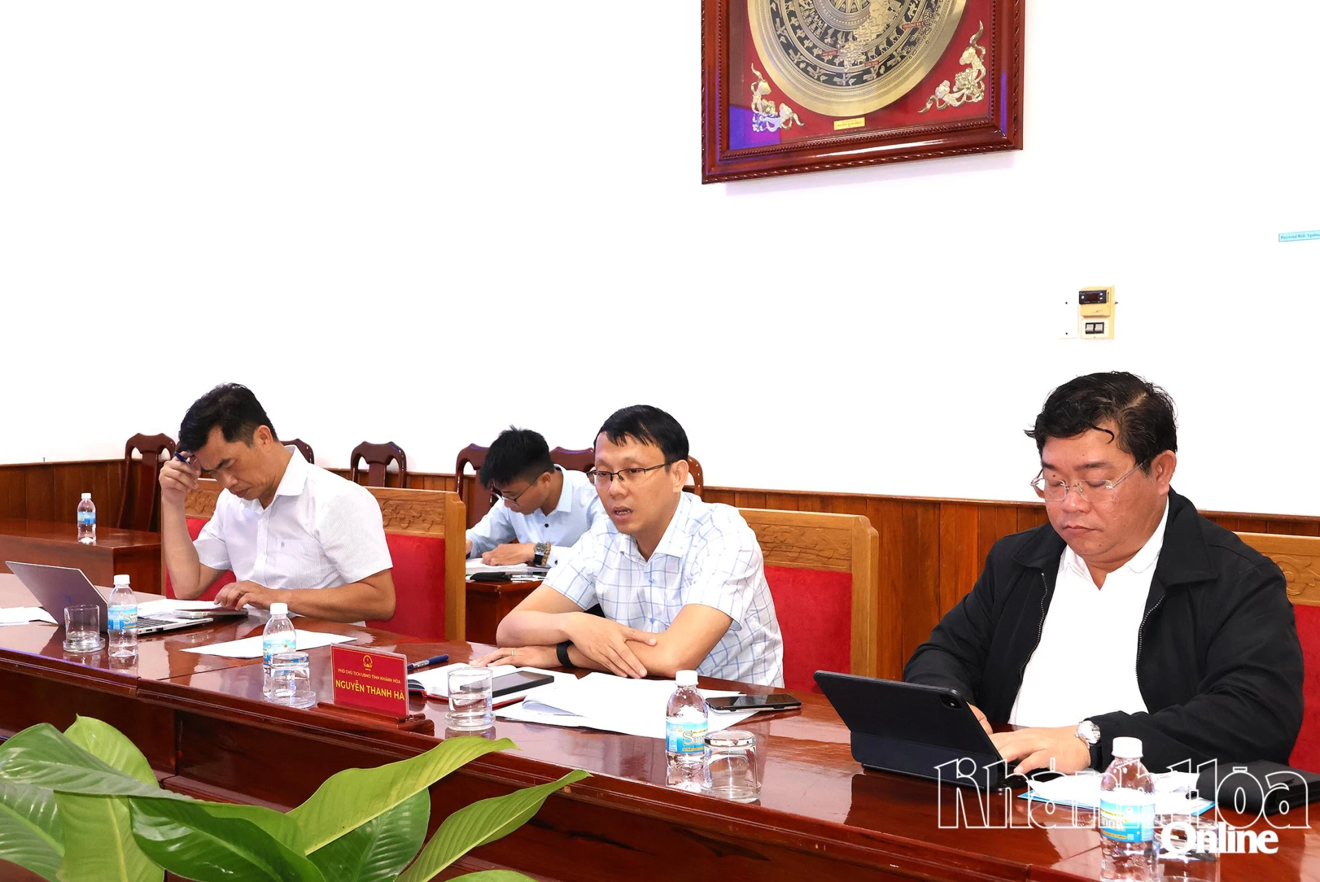 O Sr. Nguyen Thanh Ha, Vice-Presidente do Comitê Popular Provincial, encerrou a reunião.