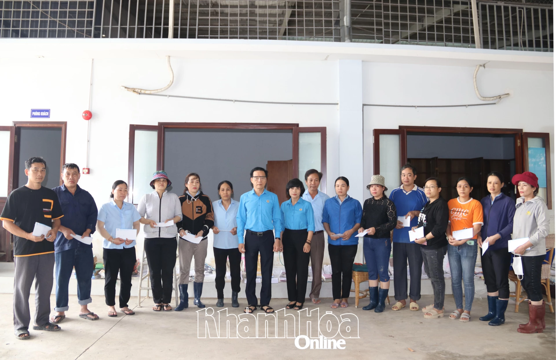 प्रांतीय श्रम संघ, खान होआ वानिकी और जलीय उत्पाद प्रसंस्करण संयुक्त स्टॉक कंपनी के श्रमिकों को सहायता प्रदान करता है।