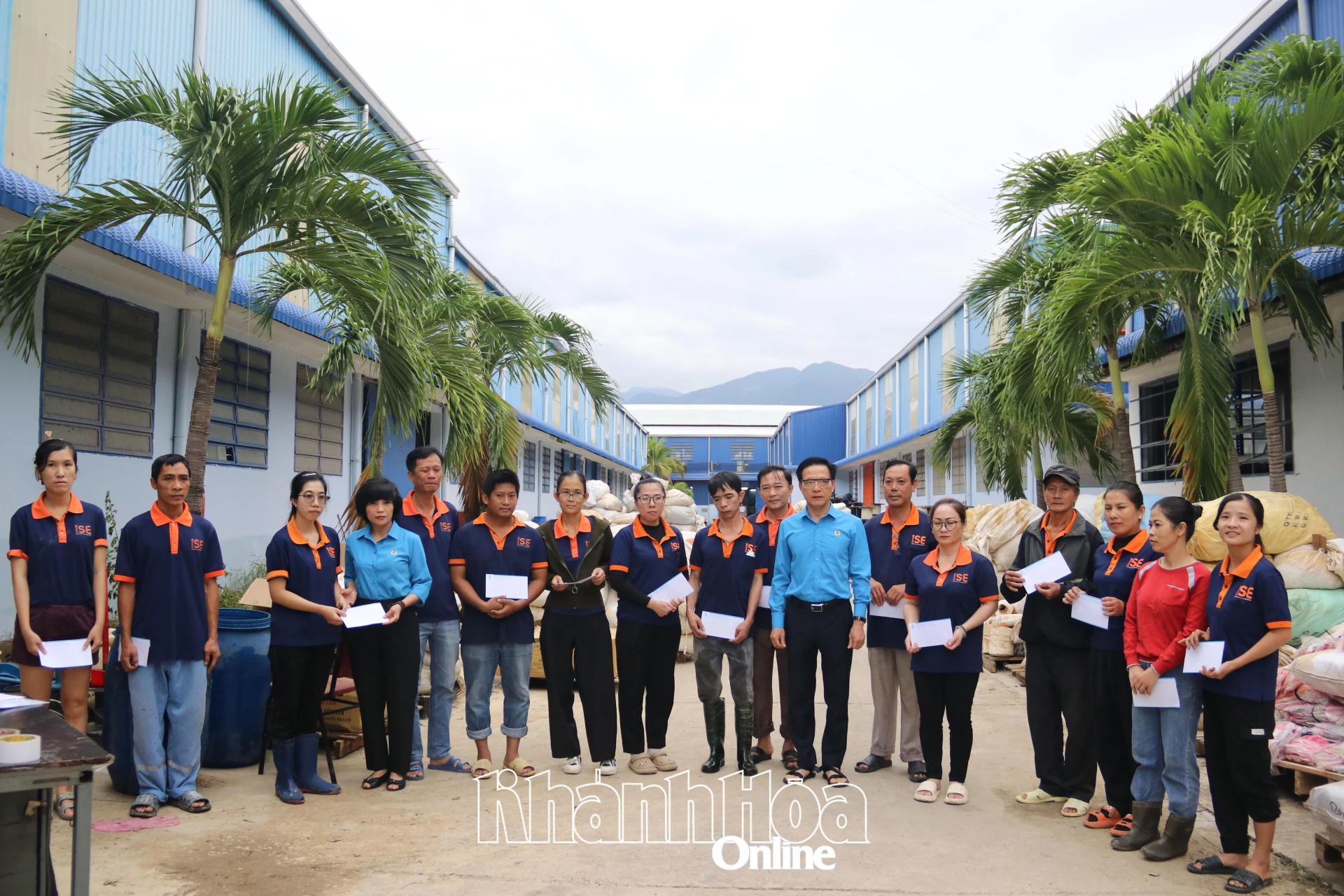 श्रमिकों को सहायता प्रदान करते हुए, न्हा ट्रांग गारमेंट एक्सेसरीज ज्वाइंट स्टॉक कंपनी।