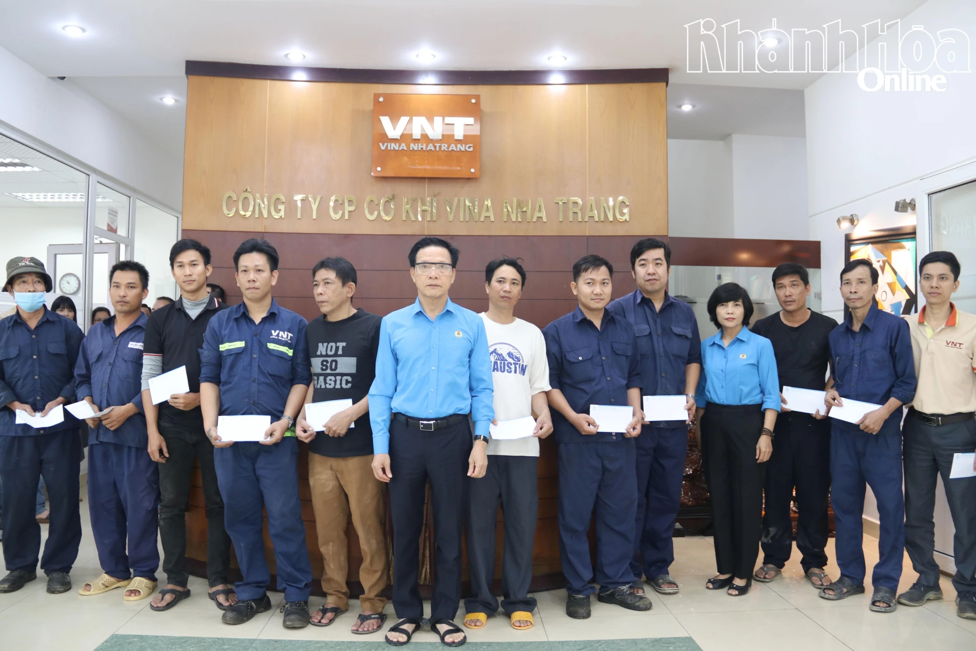 विना न्हा ट्रांग मैकेनिकल ज्वाइंट स्टॉक कंपनी के कर्मचारियों को सहायता प्रदान करना।