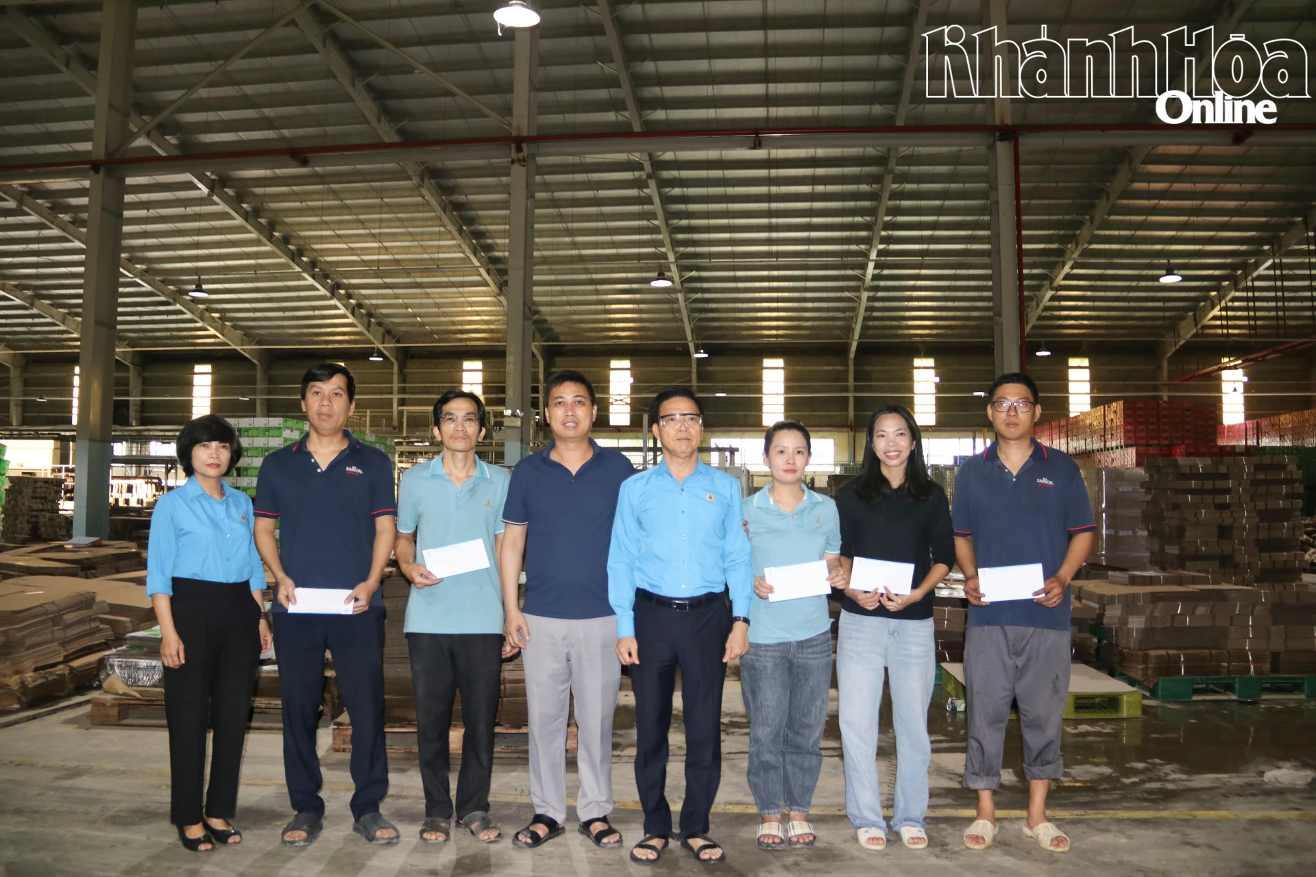 विना न्हा ट्रांग मैकेनिकल ज्वाइंट स्टॉक कंपनी के कर्मचारियों को सहायता प्रदान करना।