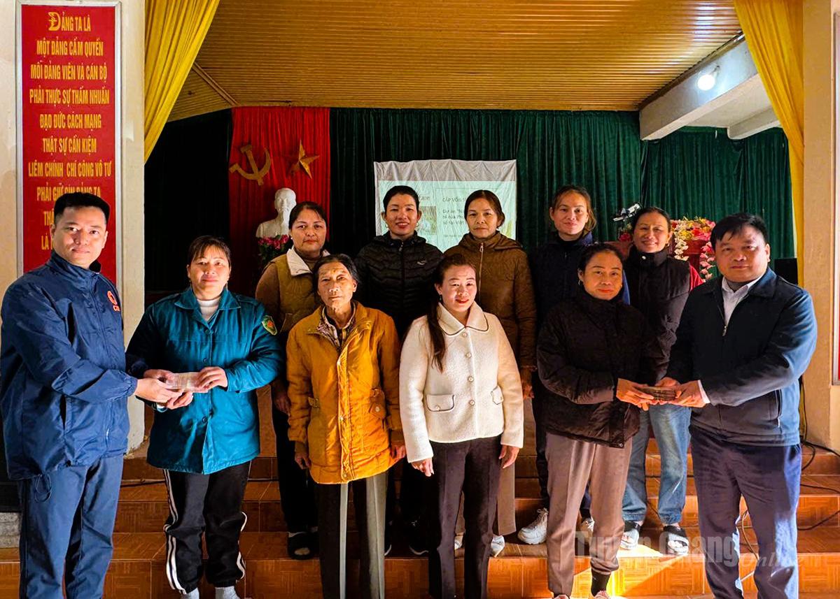 L'organisation CARE fournit des capitaux pour soutenir les moyens de subsistance des femmes appartenant à des minorités ethniques dans la commune de Tan Trinh.