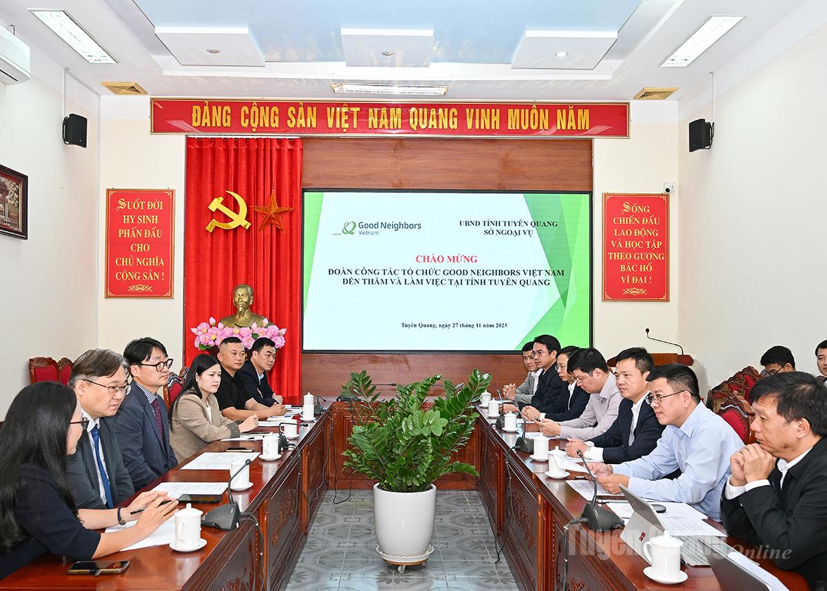 نمایندگان شرکت کننده در جلسه.