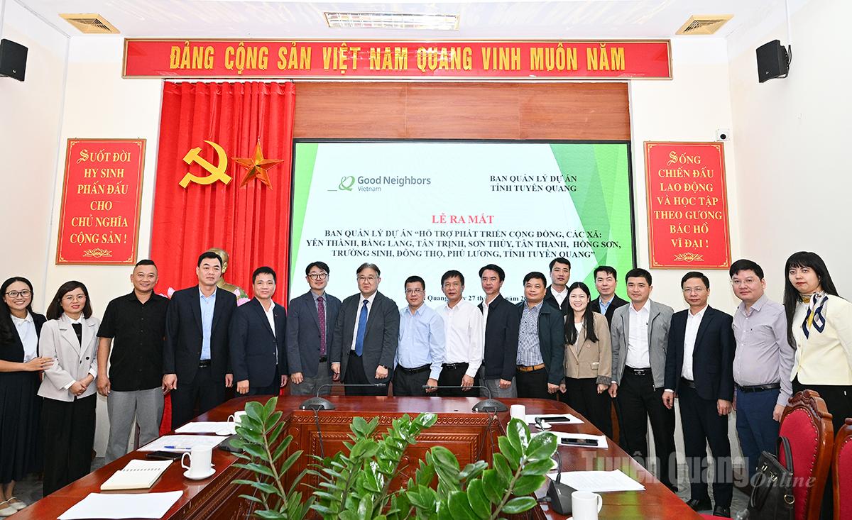 نمایندگان، از جمله نمایندگان کمون‌های منطقه‌ی پروژه، عکس‌های یادگاری گرفتند.