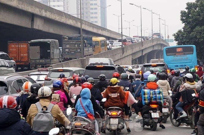 Thành phố Hà Nội hiện có hơn 8 triệu phương tiện, gồm 1,1 triệu ôtô và 6,9 triệu xe máy. (Ảnh: T.L)