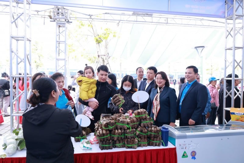 Hội chợ quy tụ 51 gian hàng của gần 40 doanh nghiệp, cơ sở sản xuất uy tín trên địa bàn Hà Nội. (Ảnh: T.L)