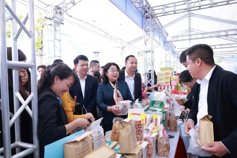 Hội chợ hàng Việt phục vụ công nhân lao động năm 2025. (Ảnh: T.L)