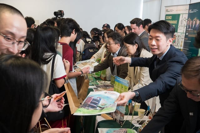 Du học sinh không chọn Mỹ, Canada mà đổ về châu Âu, châu Á, vì sao?- Ảnh 1.