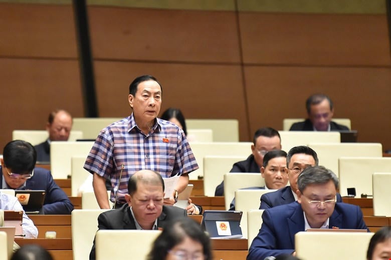 Le délégué Pham Van Hoa (délégation de l'Assemblée nationale de la province de Dong Thap) a pris la parole.
