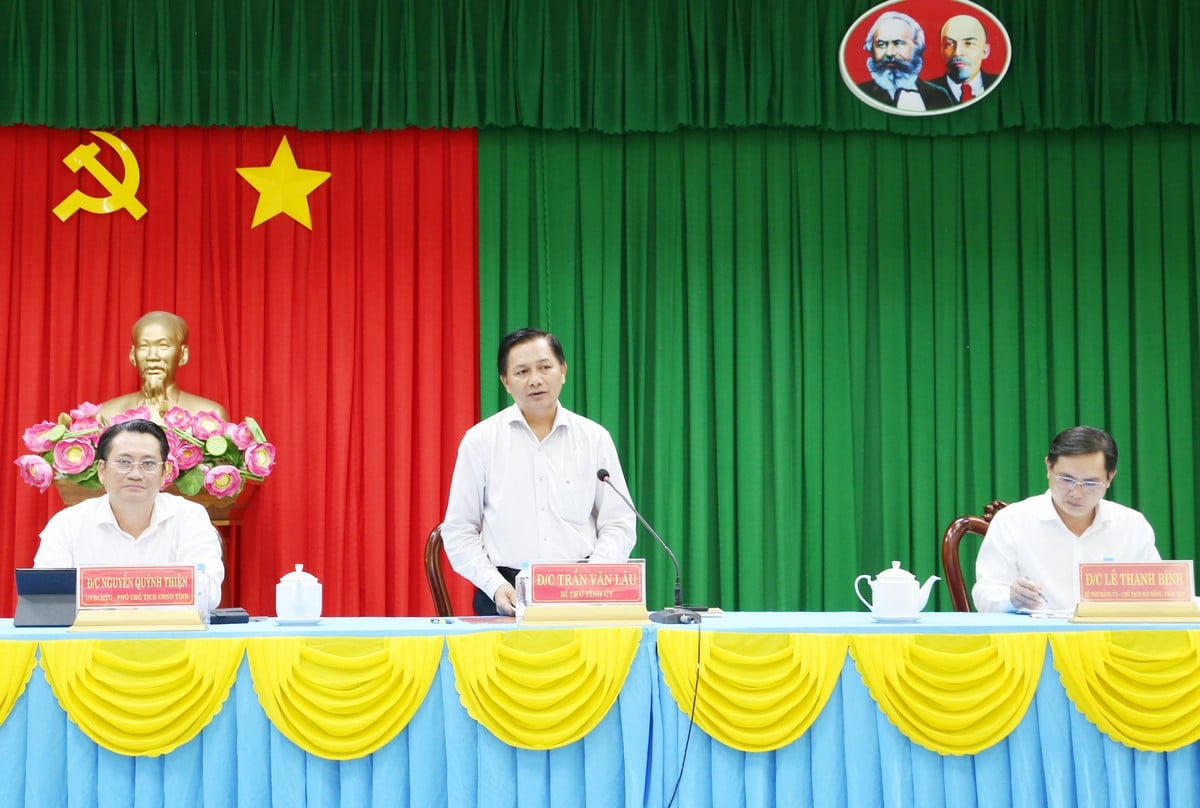 지방 당 서기인 쩐 반 라우가 회의에서 마무리 연설을 했습니다.