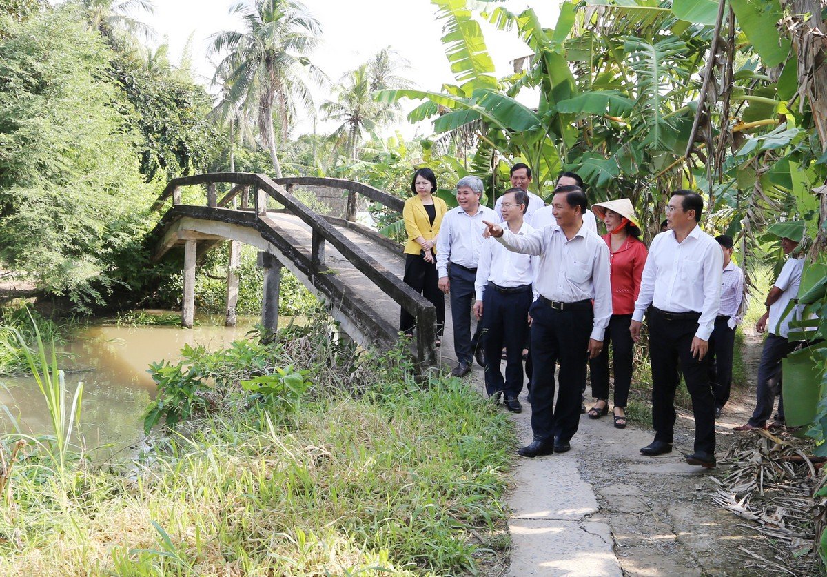 쩐 반 라우(Tran Van Lau) 성 당 서기와 실무진은 바툭아(Ba Tuc A) 마을에 다리 건설을 조사하고 승인했습니다.  
