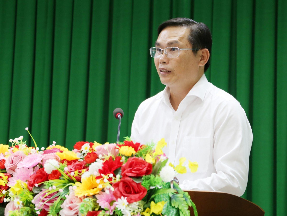 레 탄 빈 동지 - 짜꾸(Tra Cu) 지역 당위원회 서기는 2025년 지역 결의안 이행 상황을 보고했습니다.  