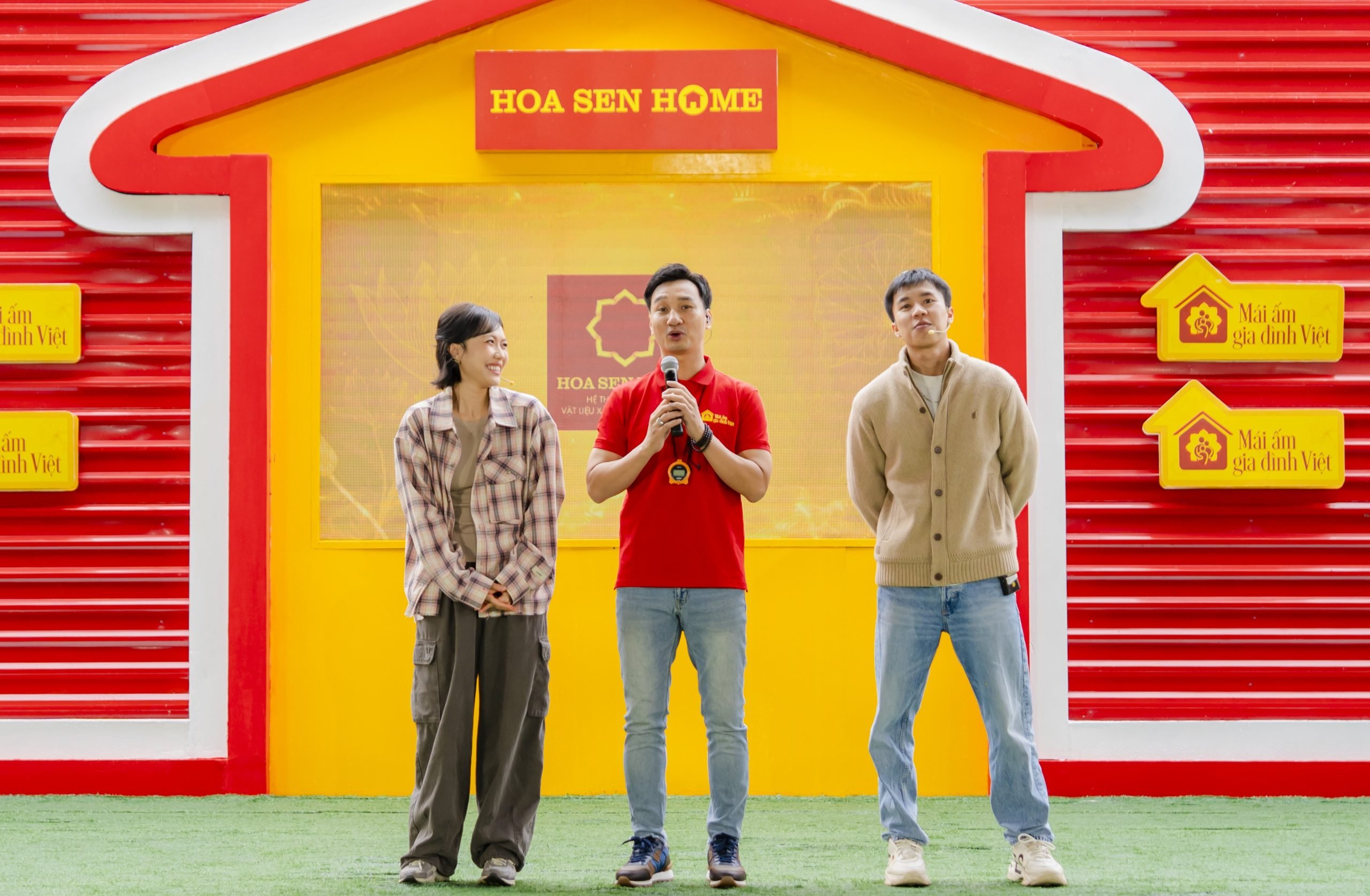 Tiga artis Thanh Trung, Dieu Nhi, dan Long Vu berkongsi cerita lucu tetapi penuh emosi sebelum memasuki program, bersedia untuk menemani orang ramai dalam keadaan yang sangat sukar.