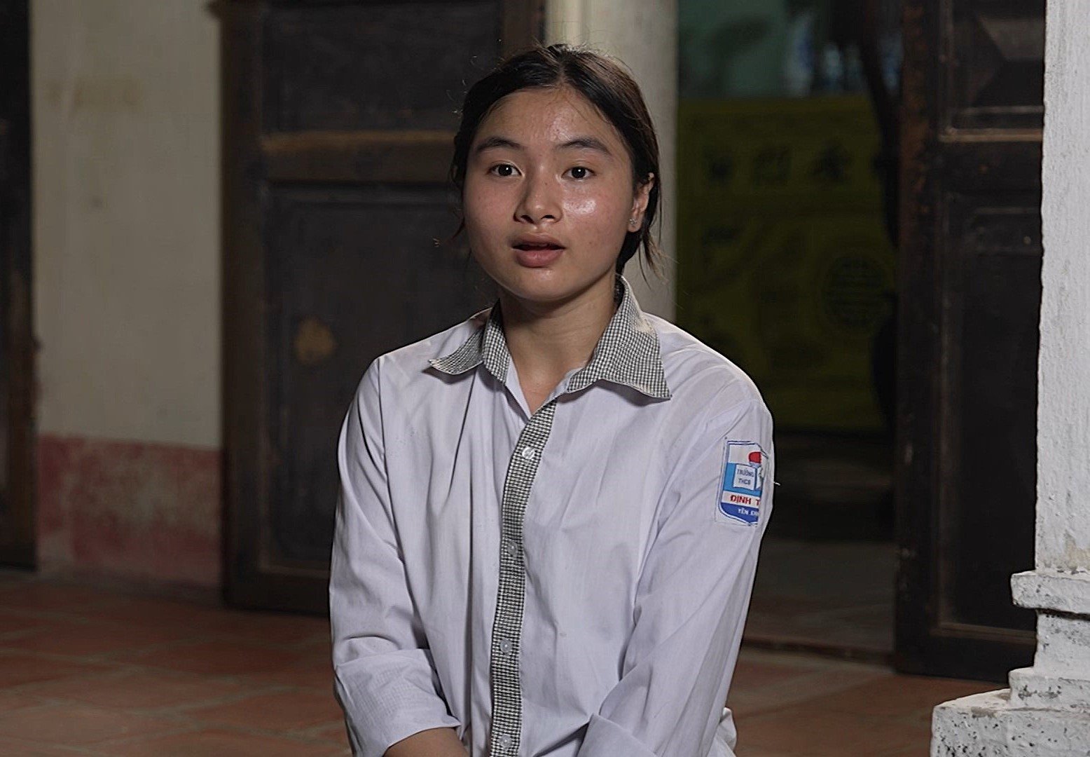 Le Thi Nhung, seorang gadis berusia 14 tahun, kehilangan bapanya pada hari pertama Tet. Tidak lama kemudian dia terpaksa memikul beban menjaga nenek dan adik perempuannya yang menghidap tumor otak.