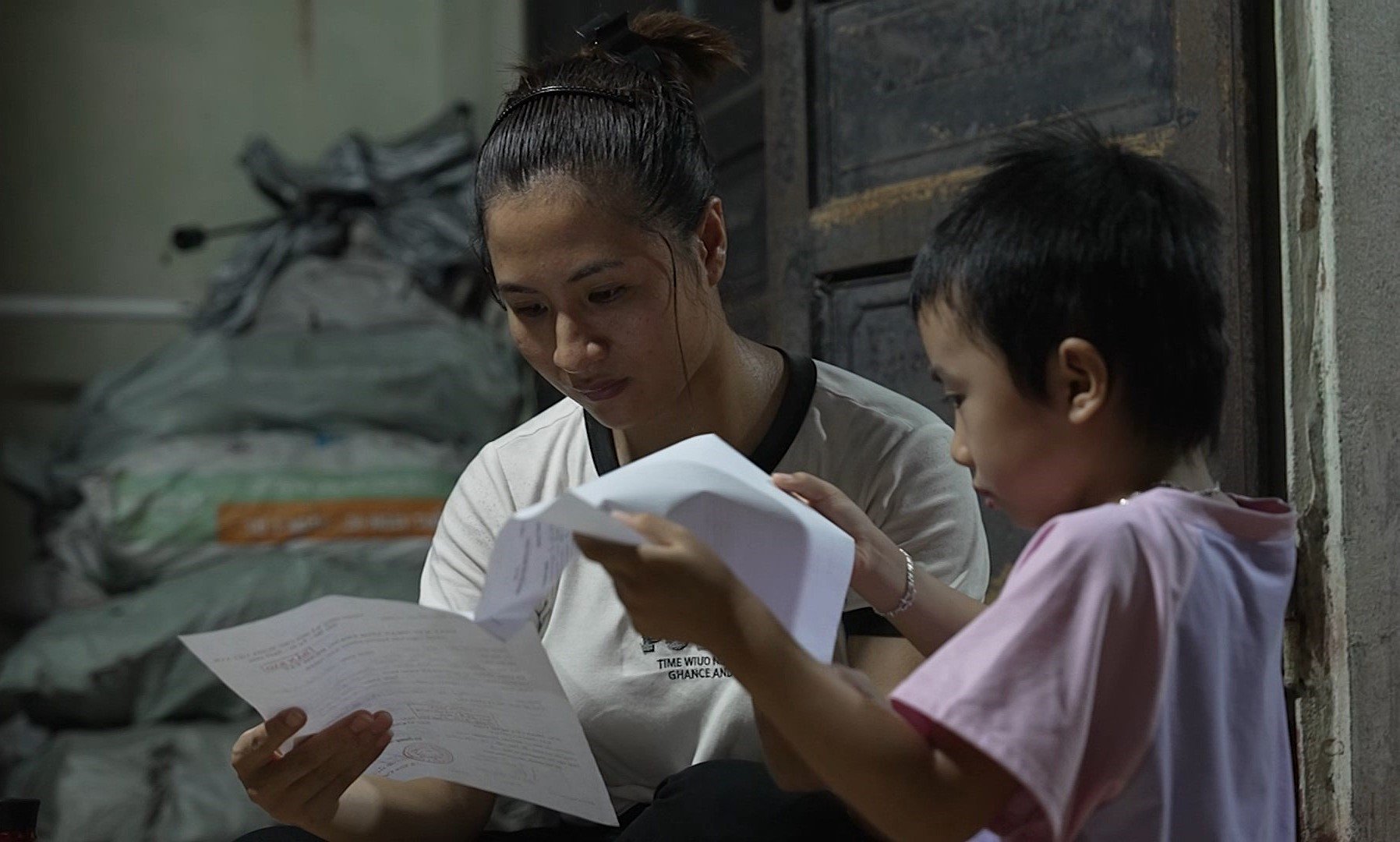 Ibu Nhung, Trinh Thi Thuy, pencari nafkah tunggal keluarga, selain bayi Bao An, menghidap tumor otak dan kehilangan penglihatan di mata kirinya.