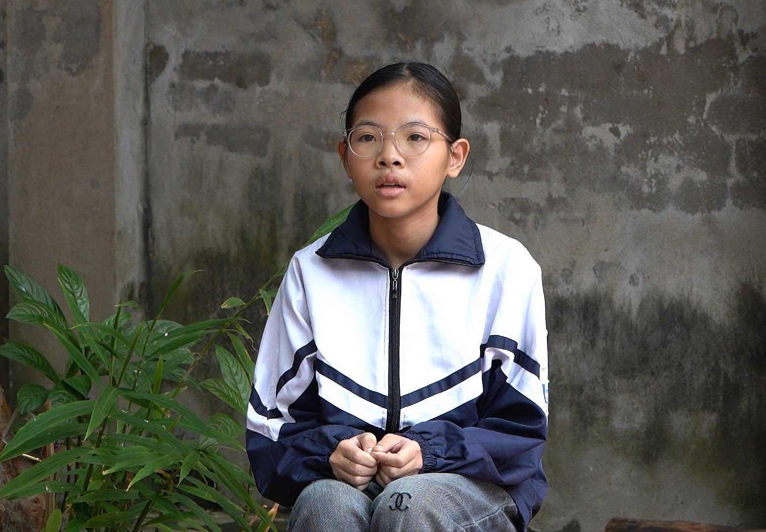 Nguyen Anh Tuyet, seorang pelajar darjah 7 yang gigih, dengan cepat mengatasi kehilangannya untuk terus belajar dengan baik dan membantu ibunya.