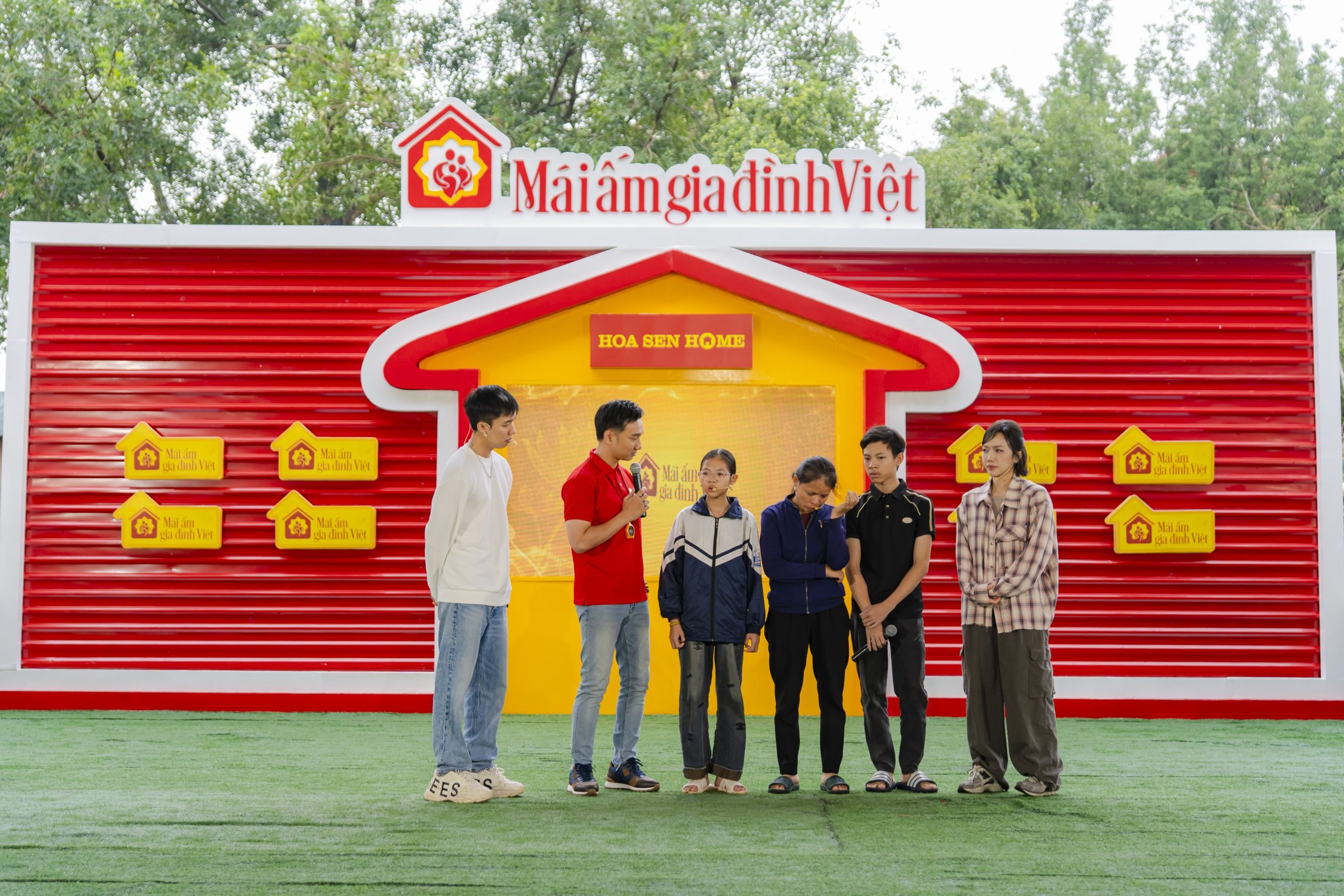 Melihat imej Tuyet dan tiga anaknya berdiri teguh di tengah-tengah kemiskinan, MC Thanh Trung tersedak dan terdiam.