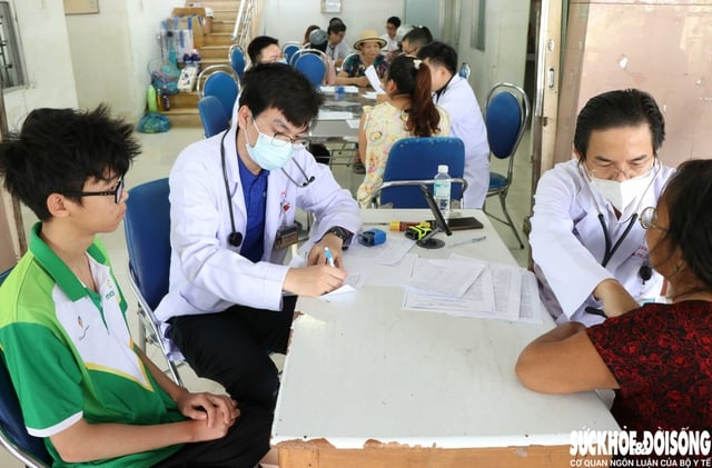 Hơn 1.600 người dân được khám bệnh, cấp thuốc và quà trong chương trình ‘Chuyến xe Sức khỏe – Thương về miền Trung’- Ảnh 1.