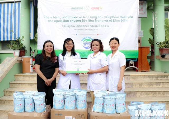 Hơn 1.600 người dân được khám bệnh, cấp thuốc và quà trong chương trình ‘Chuyến xe Sức khỏe – Thương về miền Trung’- Ảnh 5.