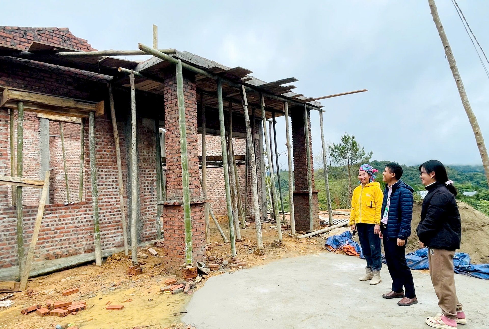 Cán bộ Phòng Giao dịch Ngân hàng CSXH Than Uyên kiểm tra việc sử dụng vốn vay của các hộ dân tại bản Cáp Na 2 (xã Mường Kim).