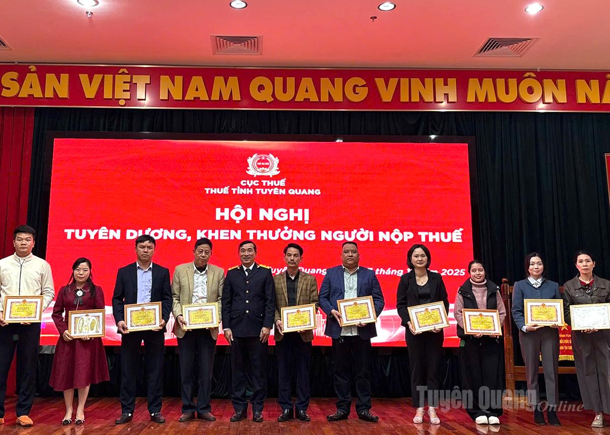 أشاد مسؤولو إدارة الضرائب في مقاطعة توين كوانج بالجماعات والأفراد الذين امتثلوا جيدًا للسياسات الضريبية في عام 2024.