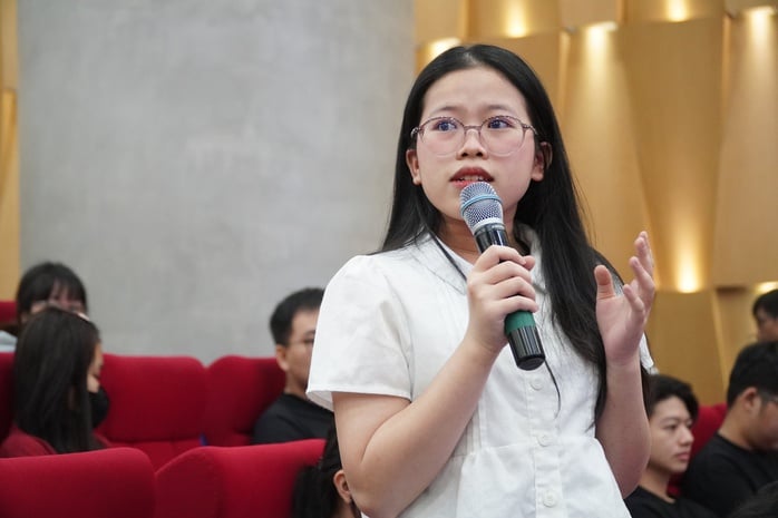 Tuyên tuyền theo phong cách mới, sinh viên hào hứng chấp hành giao thông  - Ảnh 1.