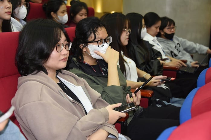 Tuyên tuyền theo phong cách mới, sinh viên hào hứng chấp hành giao thông  - Ảnh 2.