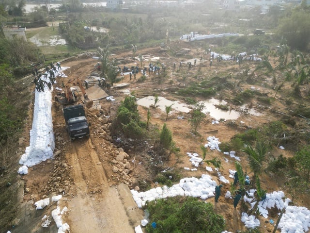 Trước bão số 15: 'Việc khổng lồ chỉ quân đội mới làm nổi'- Ảnh 1.