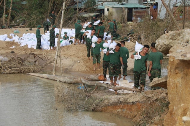 Trước bão số 15: 'Việc khổng lồ chỉ quân đội mới làm nổi'- Ảnh 2.
