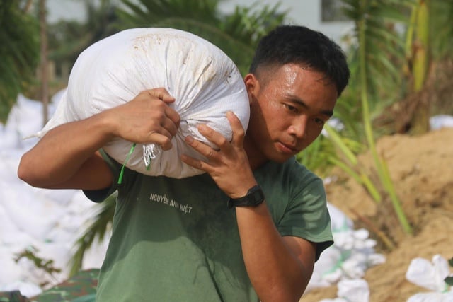 Trước bão số 15: 'Việc khổng lồ chỉ quân đội mới làm nổi'- Ảnh 4.