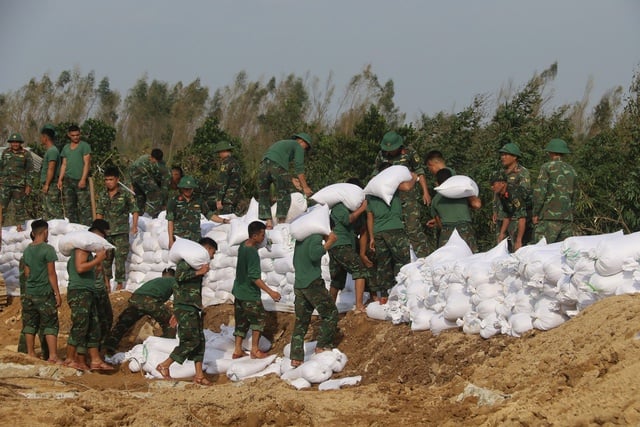 Trước bão số 15: 'Việc khổng lồ chỉ quân đội mới làm nổi'- Ảnh 5.