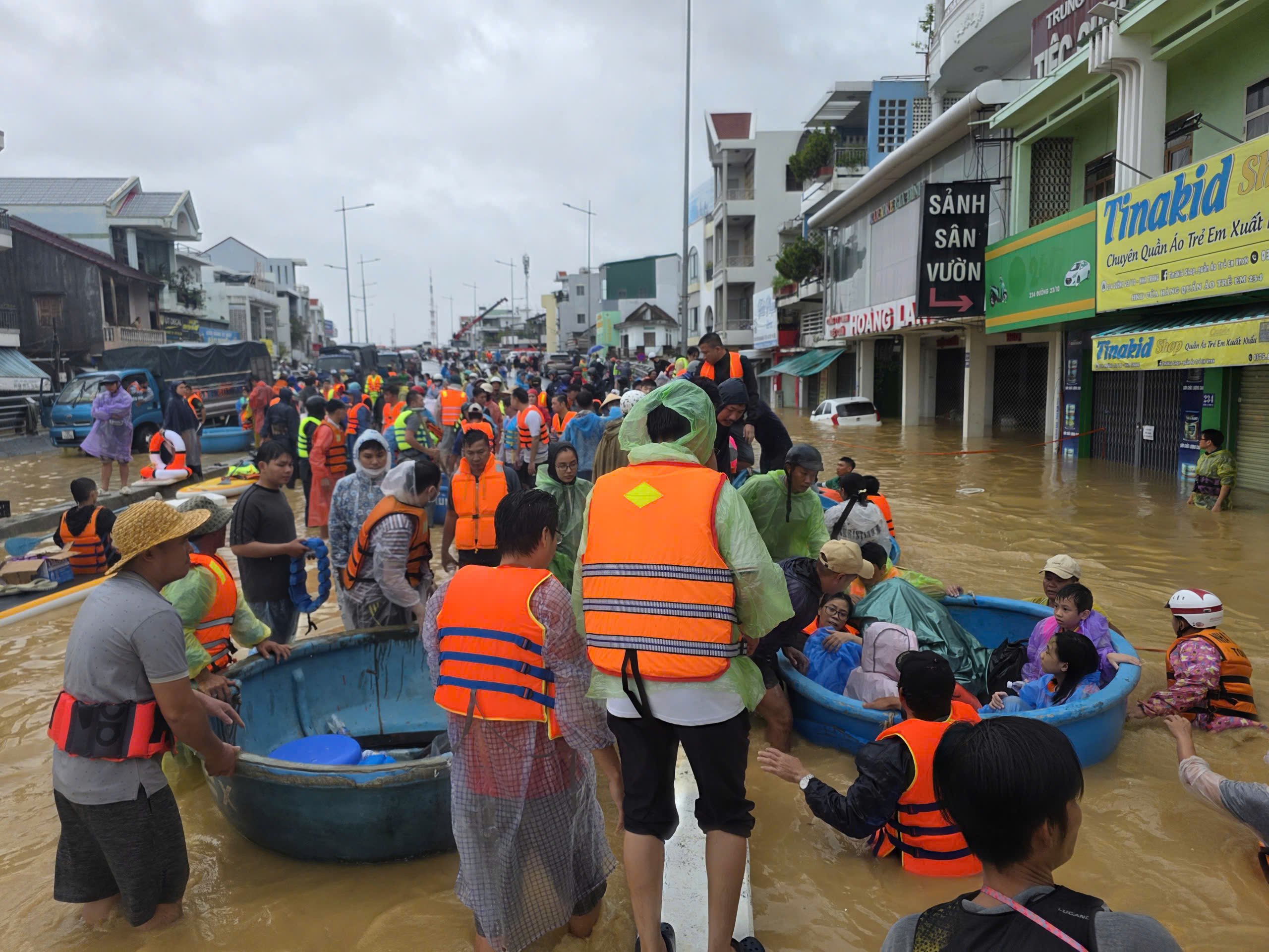Ngập lụt ở Khánh Hòa: Quân đội, công an suốt đêm ngày cứu người già, trẻ em- Ảnh 1.