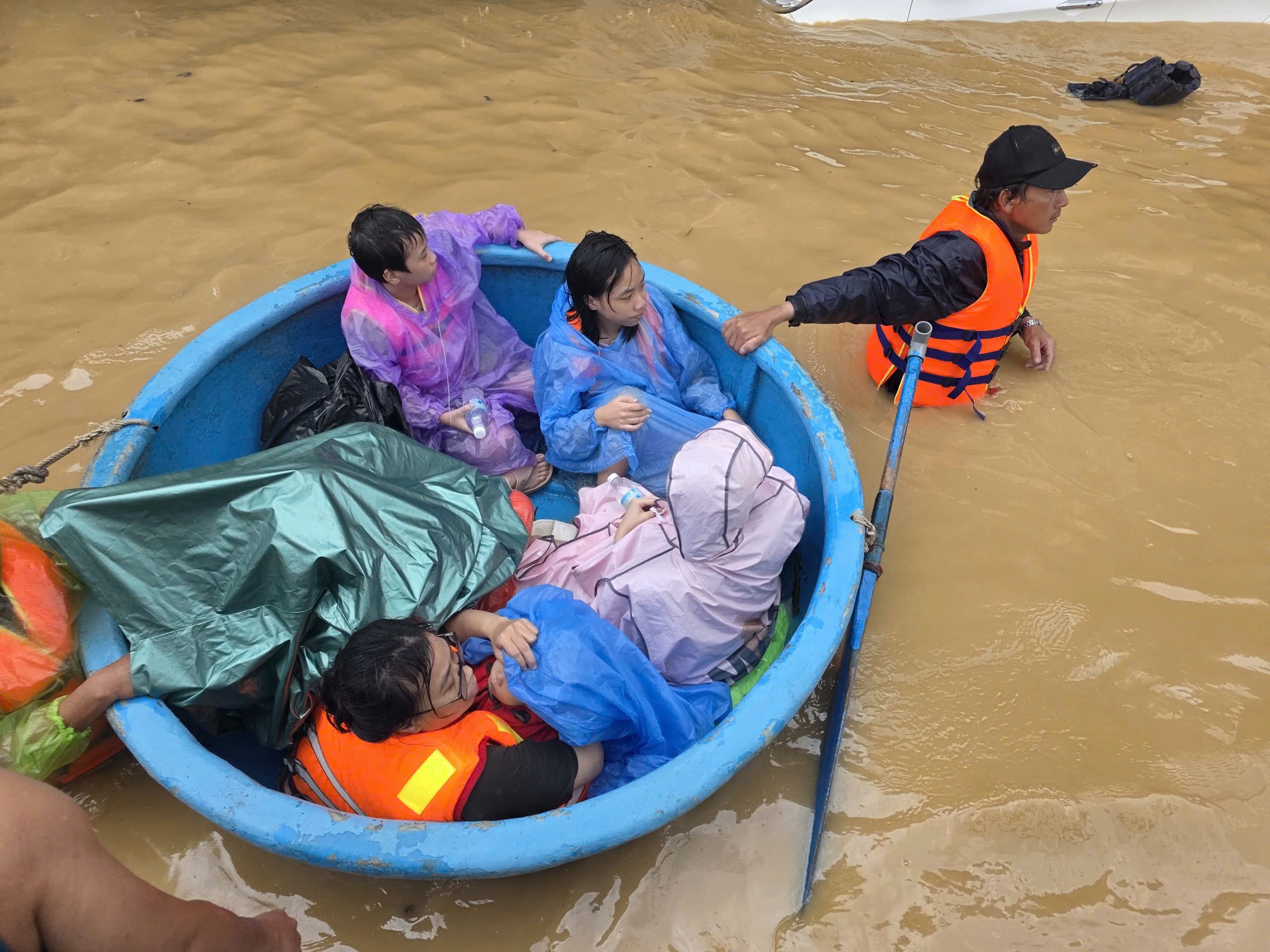Ngập lụt ở Khánh Hòa: Quân đội, công an suốt đêm ngày cứu người già, trẻ em- Ảnh 2.