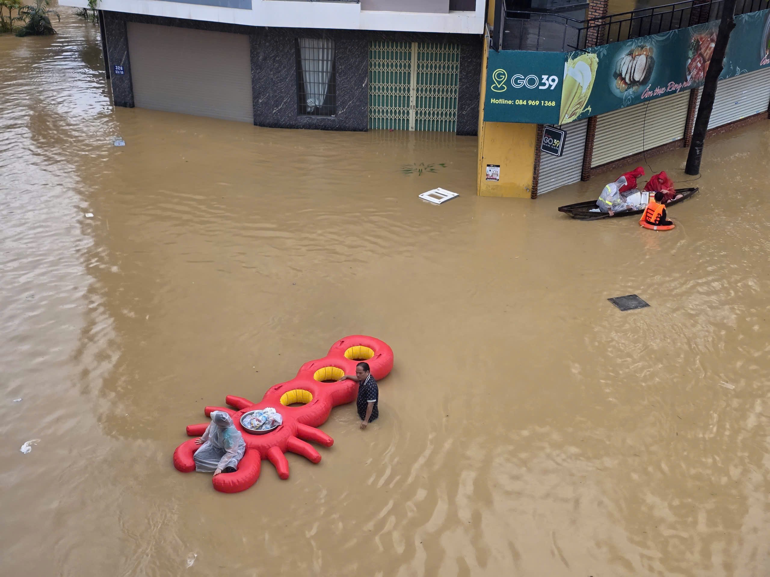 Ngập lụt ở Khánh Hòa: Quân đội, công an suốt đêm ngày cứu người già, trẻ em- Ảnh 3.